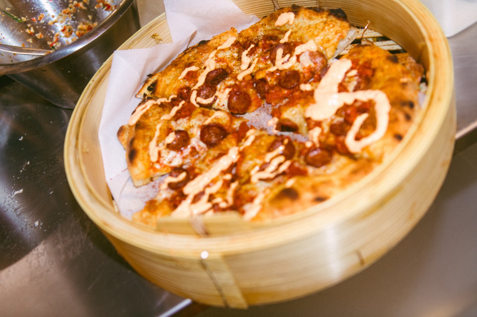 Pepperonipizza med kremet dressing i bambuskurv